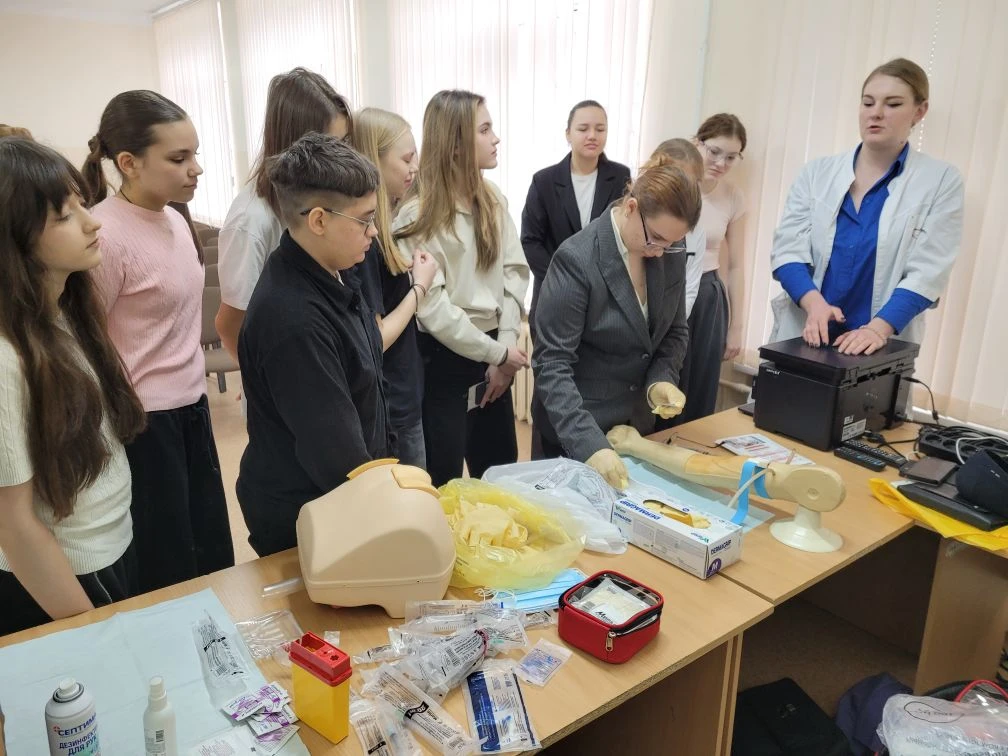 В ГОСТЯХ У ЛИЦЕИСТОВ МЕДИКИ!.